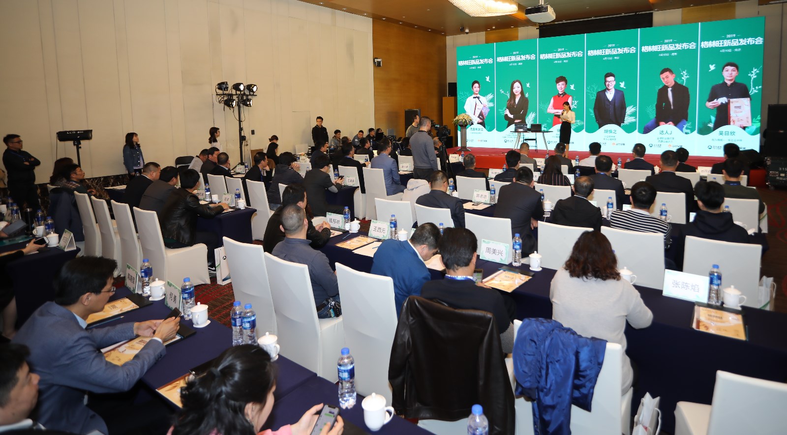 2發(fā)布會現(xiàn)場.jpg